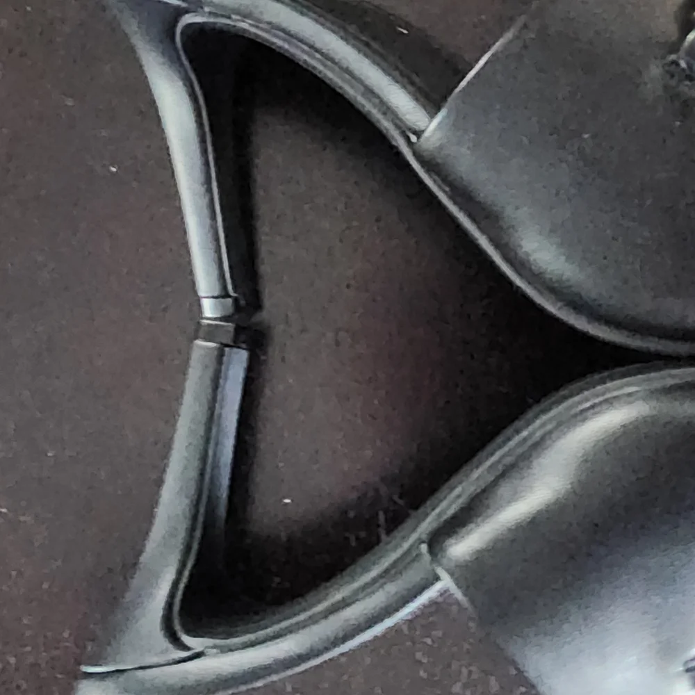NWOT DKNY Black Slide Sandals with Silver Chain and Charms Size 6.5